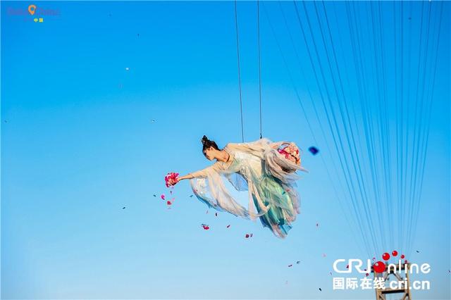 【2025打卡中国】千年汴梁“触手可及” 外国网红沉浸式体验“国潮”河南