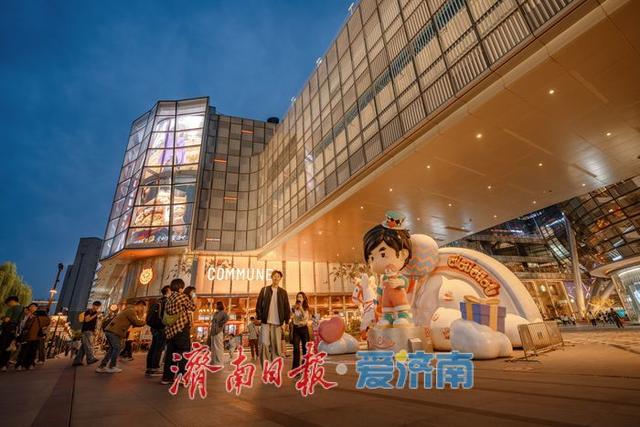 一年四季 泉在济南丨济南泉城路商圈：夜色如织，尽显都市繁华活力