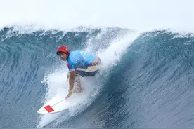 “乘风破浪的妹妹”：15岁大凉山女孩，7年前还不知道冲浪是什么图片