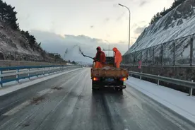 今晨烟台高新区公路中心及时对国道G228清雪保畅图片