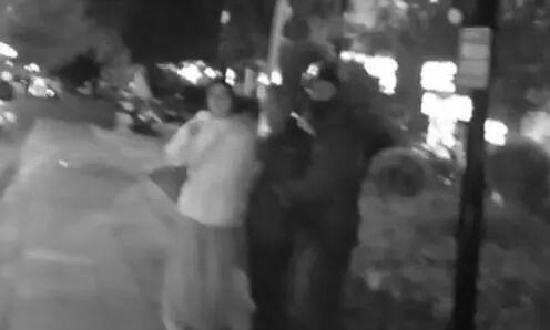 00后姑娘约会路上救助摔倒老人