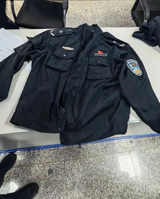 一男子身穿制服自称“省厅领导”,走进派出所“指导工作”,警方:搜查到假警服,行政拘留!