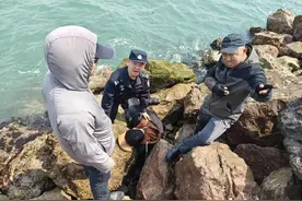 青岛故事丨女子落水漂浮在海面，两名钓友甩出鱼竿救回图片