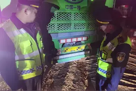 漳州市交通执法部门凌晨查处非法改装车牌超限超载车辆图片
