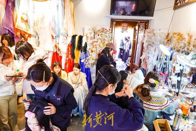 泉城新春汉服热 明代妆造体验火爆需排队