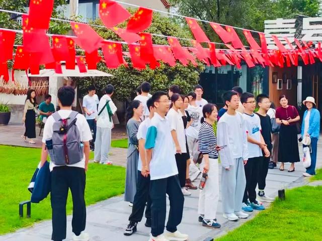 文旅市场活力迸发，八方游客心有所“蜀”