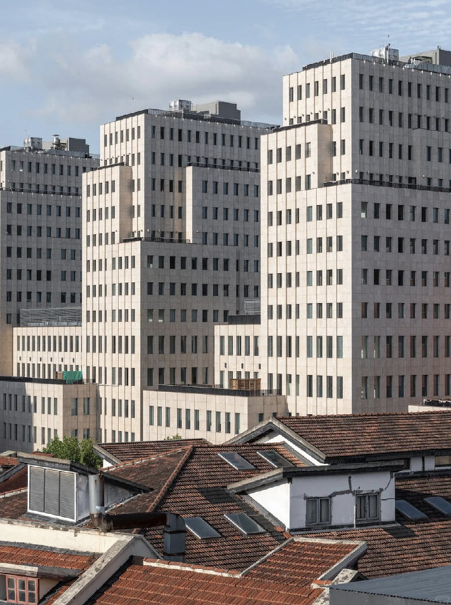 秋日露台主义正当时，看一场夕阳落进梧桐海