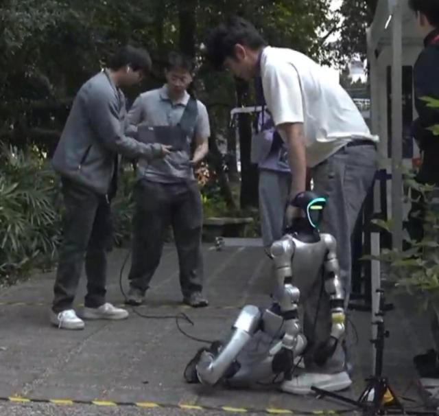 机器人集体到香港户外极限挑战	，狗比人强