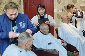 理发师肖华：十二年如一日义剪 真情温暖老人心图片