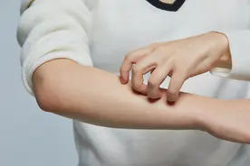 晚上长红疹团，白天不长，患这种病的最近有点多图片