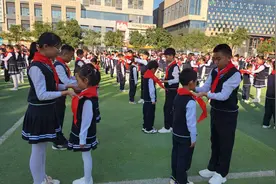 新入队少先队员：今天是我最高兴、最幸福的日子！图片