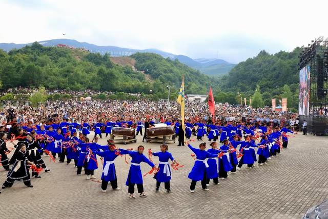 火把映红乌蒙山！全国“四季村晚”板底夏季示范暨威宁火把狂欢夜炽热启幕