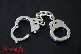 不要命了？！广州两男子拆拦网进泄洪口捕鱼被拘图片