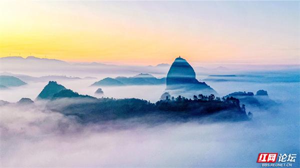 云雾作幕，丹霞为台：独岩峰的“天际线独舞”