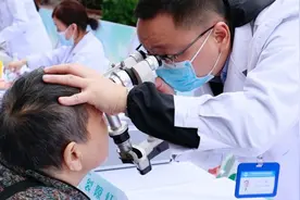重阳节前，这些老人初次体验“眼部SPA”图片