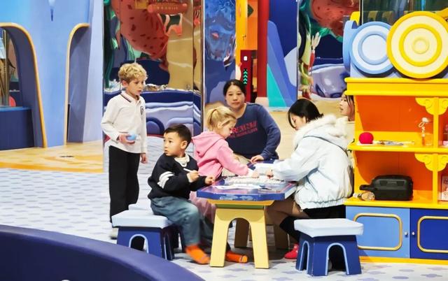 沉浸式剧场、《疯狂动物城2》快闪、户外滑冰场……环球港年终大促来了→