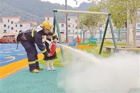 “蓝朋友”和小萌娃的快乐之约图片