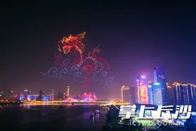 长沙“月饼”飞上天，千架无人机花式庆双节图片