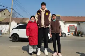 这是真的全村希望！杨瀚森回家过年 七大姑八大姨争相合照图片