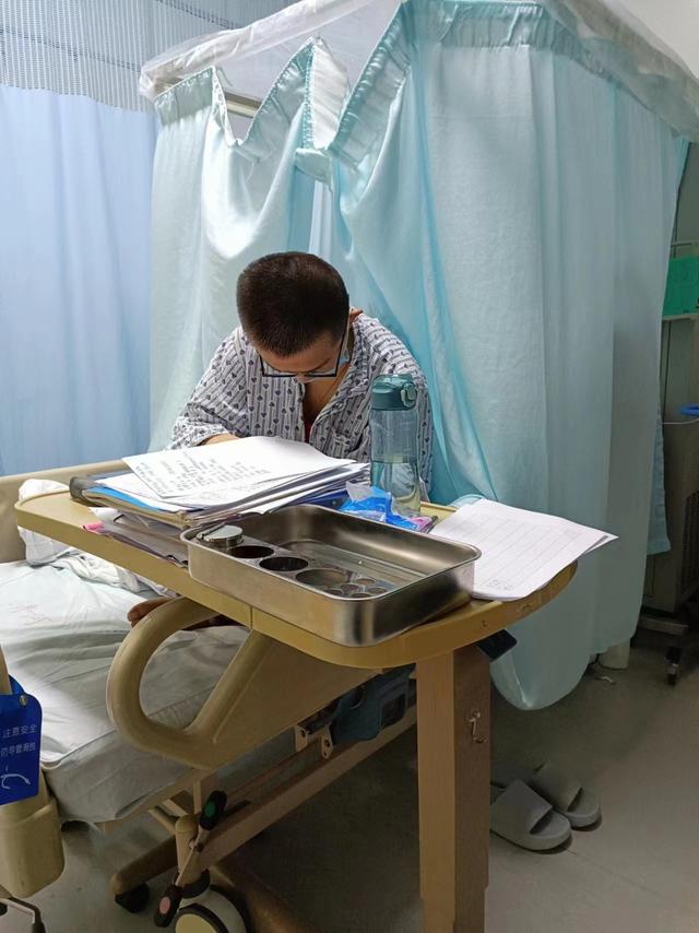 贵州18岁白血病少年633分考入天津大学，病房收到录取通知书！母亲透露，孩子与父亲配型成功，正在做骨髓移植前的准备
