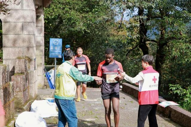 参赛选手激情攀登，工作人员实力 “护驾”——2025年第二十一届中国黄山登山大会侧记