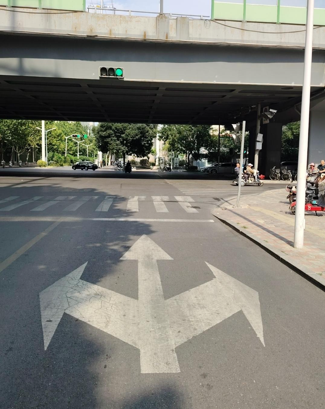 “女子驾车逃跑致丈夫身亡案”二审开庭未宣判 旁听者称现场播放了相关监控视频