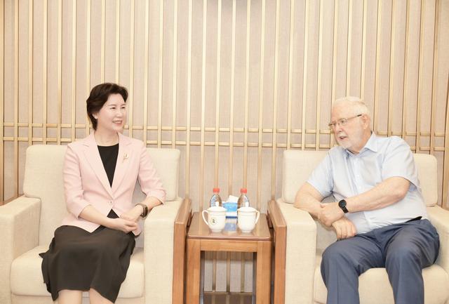 程建平、于吉红会见诺贝尔物理学奖得主
