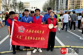 龙袍街道城管中队执法队员和志愿者在国庆欢乐跑暨六合龙袍蟹黄汤包美食季活动现场开展宣传活动图片