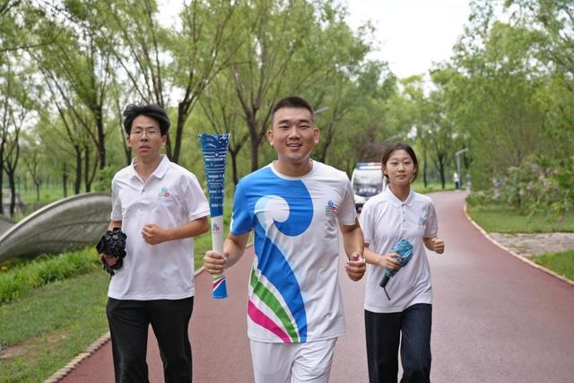 袈裟泉涌千年韵！2025济南国际泉水节“泉炬”传递抵达长清