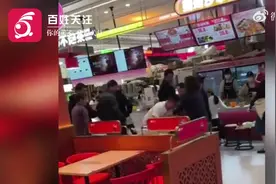 未拴绳泰迪吓到小孩 男子抢狗暴摔！狗主人大喊“我错了”图片