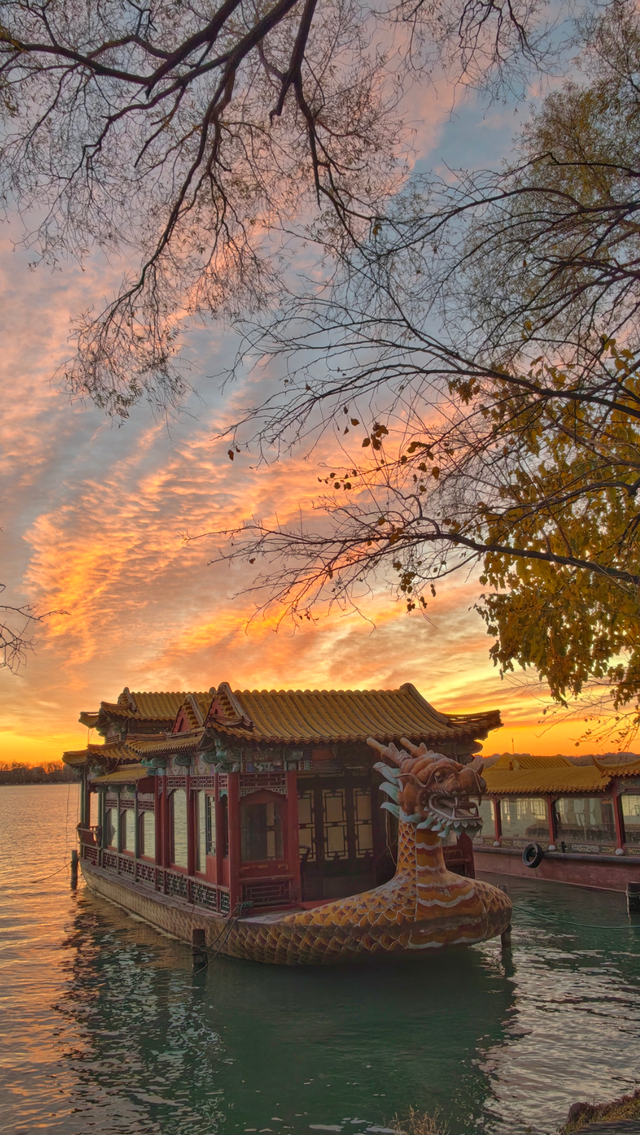 朝色漫染，天空披彩	，北京的晨光太治愈了！