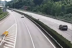 张家界：车辆驶出服务区变更车道引发事故 变道车辆负全部责任视频封面