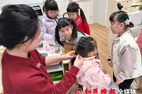 幼儿园老师太厉害，哪吒、艾莎公主各种发型都能做｜学堂有名堂图片