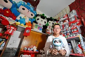 还记得“冰墩墩之王”吗？助力亚冬会的他，也来亲密接触“蜀宝”“锦仔”图片