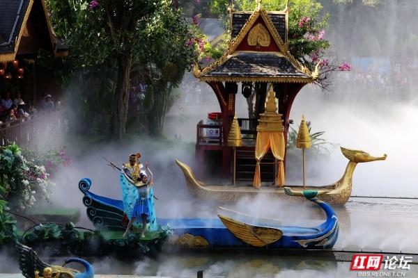 岁暖时刻丨西双版纳森林公园：彩裙碰彩伞，傣风裹着蕉香漫