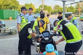 外卖车辆装“强光灯”影响交通安全，阳谷交警：整改图片