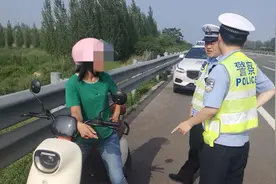 惊险！高速应急车道内，一辆电动自行车在逆行图片