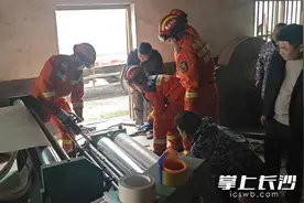 分纸机“咬手”，浏阳消防破拆营救图片