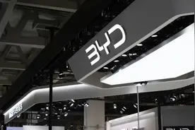 比亚迪经营性现金流净额连续五季下滑，降价是改善现金流的必然选择图片