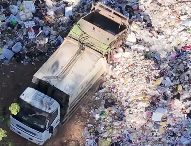 溶洞里“追”垃圾的人