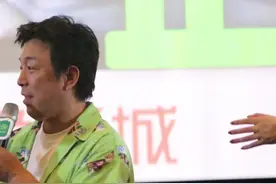 电影《学爸》路演黄渤获赠深圳校裤 关于鸡娃他其实有自己的想法图片