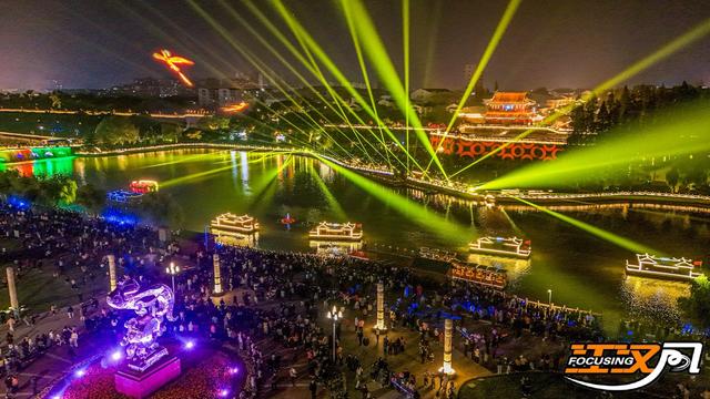 荆州：千年古城墙为幕 “双凤齐飞”点亮东门夜空