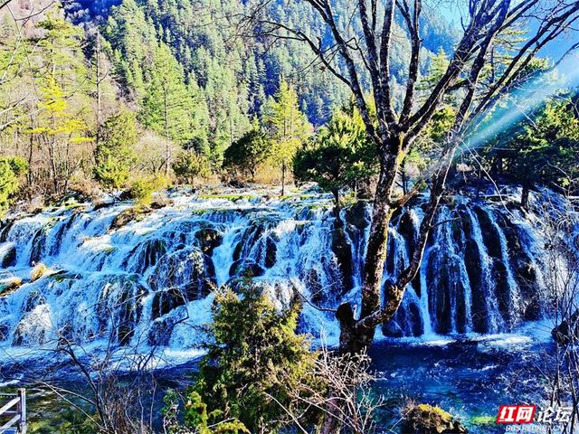 九寨沟的冬日浪漫：雪吻海子，阳光作画，太治愈了