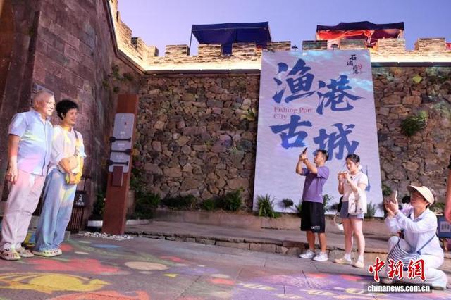 浙江石浦渔港古城：渔灯璀璨吸引游客