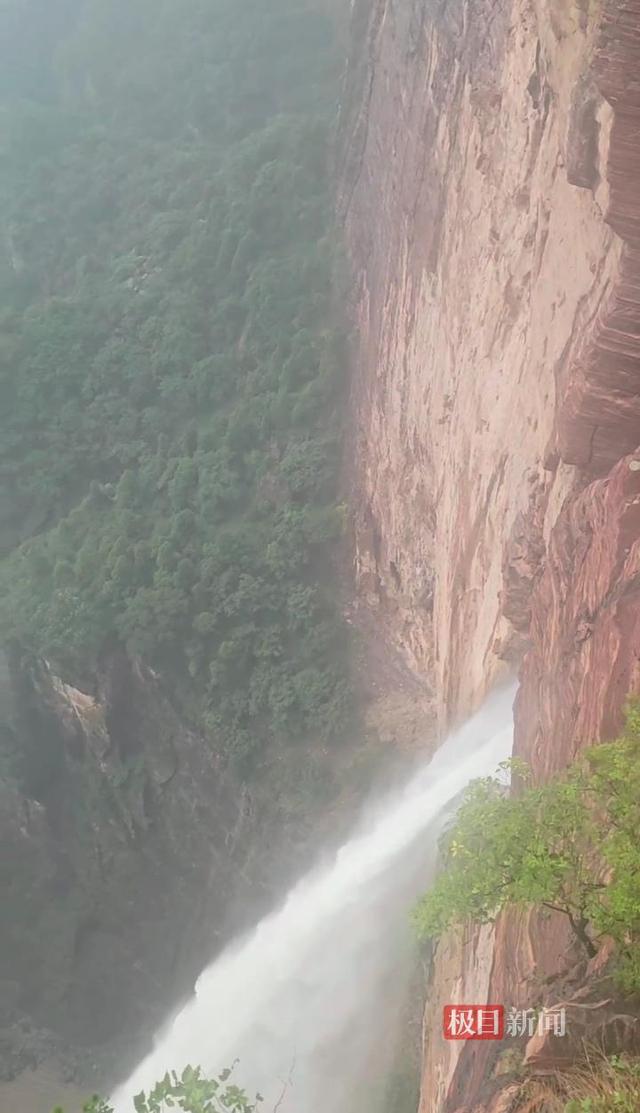 等了一年的“南太行第一瀑”老龙口瀑布今年首次出水，落差近300米，仅持续三天