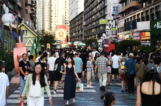 贵阳：青云路步行街人气旺
