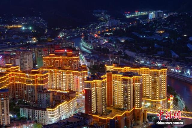 西藏昌都夜幕下的江河城景