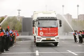 既有高端医疗设备和工业装备也有新一代赛车和进口水果 首批进博展品“过水门”进馆图片