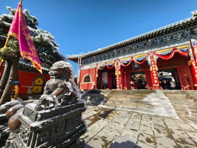 岱宗披霜缟 冰韵醉人间