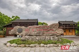 【每日一图@湖南】独立“天问台”观德夯峡谷，瀑布高悬，峡谷深壑图片